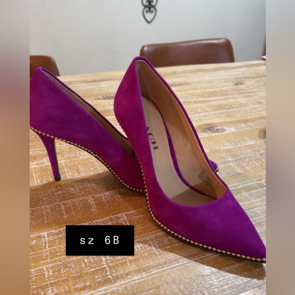 Like New Coach Suede Pumps. Adorable! 💚